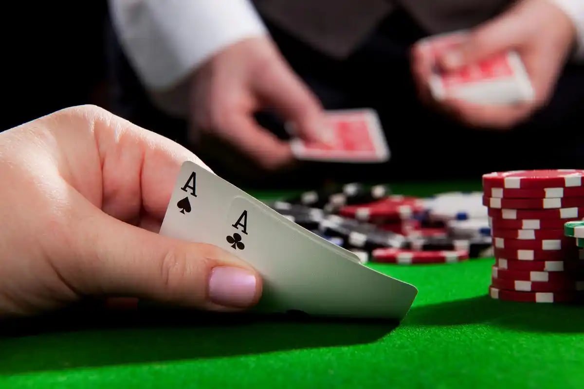 Microgaming slot reels and live-dealer studio interface on sdtoto link platform